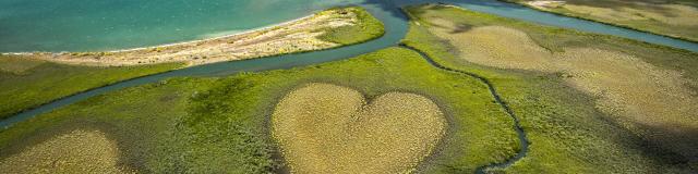Survol du coeur de Voh et de la mangrove avec vue sur le lagon de Nouvelle-Calédonie.
